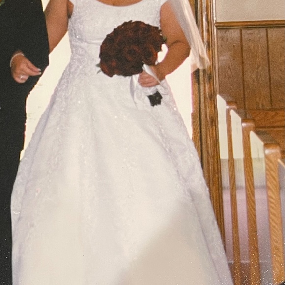 Wedding gown - Picture 4 of 5